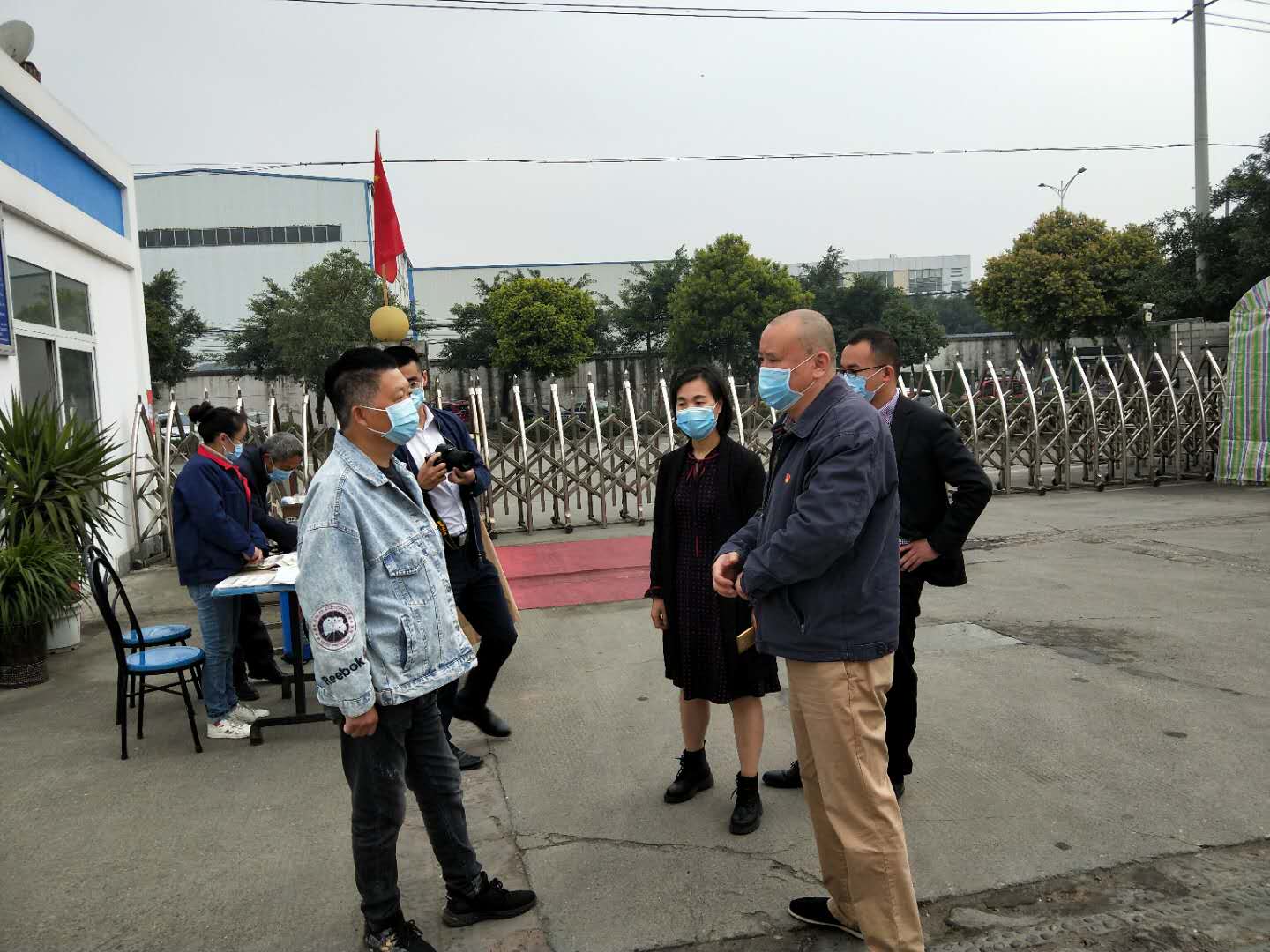 2020年3月24日廣漢市檢查院院長等相關(guān)領(lǐng)導來我司檢查復工后疫情防控工作。